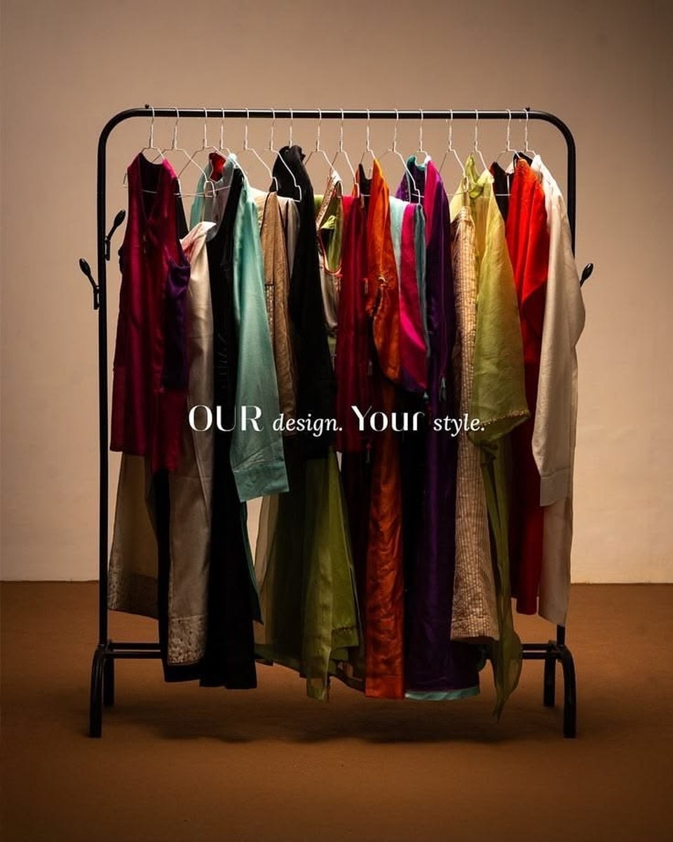 Kleiderständer voller Sarees und Salwar Kameez in vielen Farben
